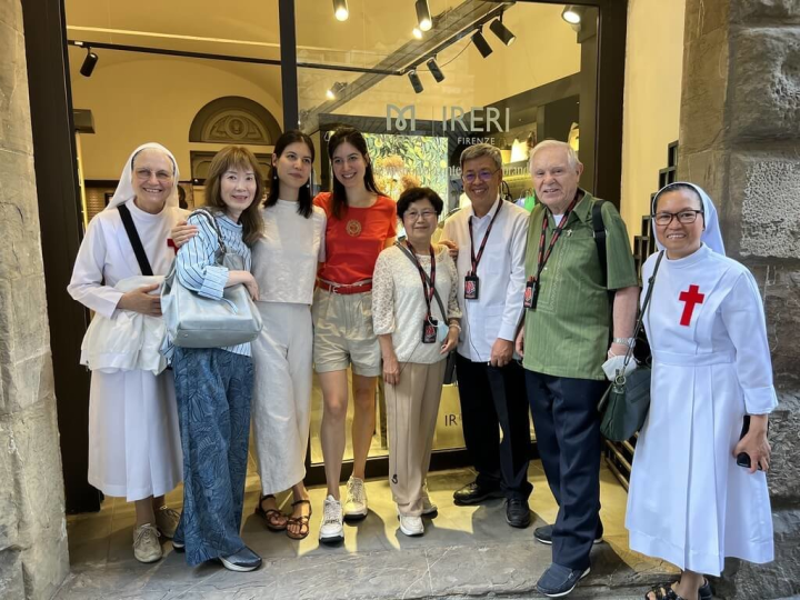 前副總統陳建仁（右3）探望佛羅倫斯當地僑胞。（駐教廷大使館提供）