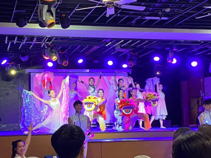 青年大使出訪帛琉，在台灣文化之夜表演精彩舞蹈。（外交部提供）