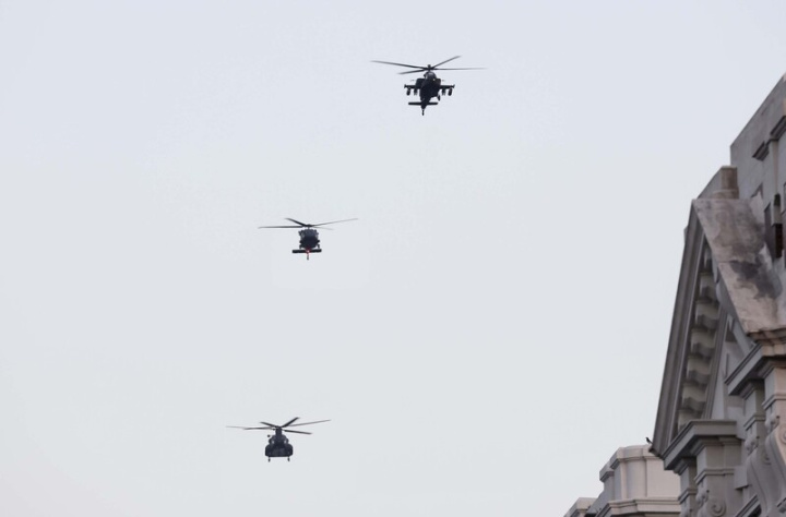 國慶籌備委員會22日進行旋翼機隊空中操演航線空勘，AH-64E阿帕契攻擊直升機、UH-60M黑鷹直升機、CH-47契努克運輸直升機通過總統府上空。