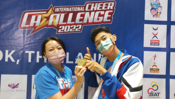 中華競技啦啦隊國家隊9月3日到4日參加2022泰國挑戰賽，在雙人彩球項目得金牌。圖為3日奪金的中華大學啦啦隊選手王綉瑜（左）、古典生（右）於4日合影。