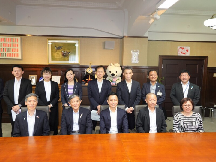 擁有智能旅館管理技術的敦謙國際智能科技公司1日與日本和歌山縣府簽署合作協定。和歌山縣知事仁坂吉伸（前排左2）盼敦謙國際經營有成，稱霸世界。