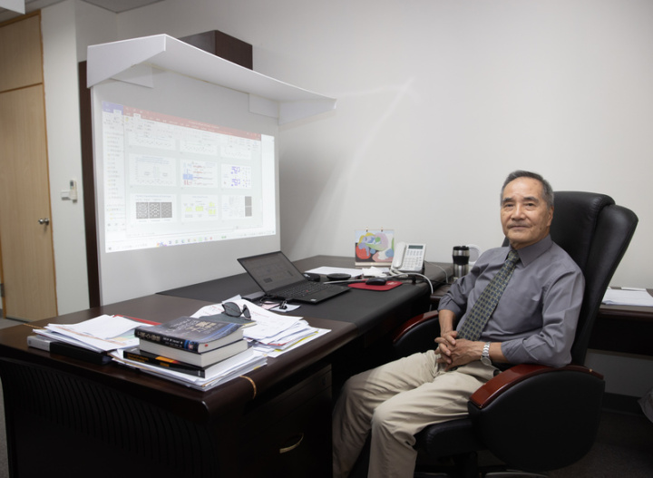 辦公桌、櫃子、沙發，幾乎將整個空間塞滿，連一個窗戶也沒有，宛如鞋盒般大小的空間，這是清華大學半導體學院院長林本堅的辦公室。