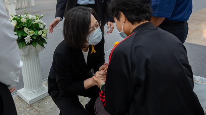 總統向家屬慰問致意