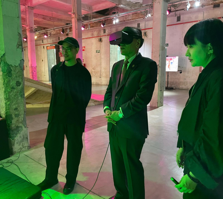 兩位藝術家向劉大使介紹參展作品VR裝置藝術作品《鬼島-獸觀》（Ghost Island : Innervision）