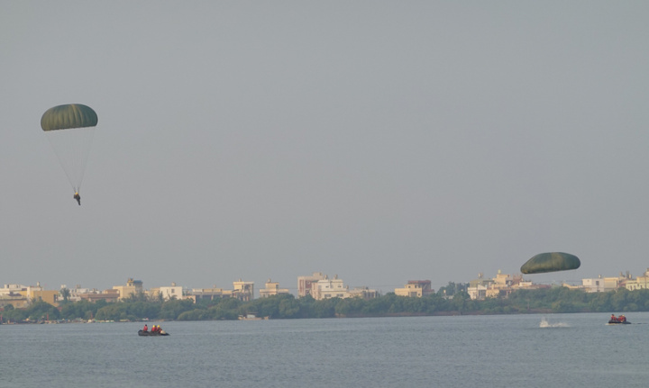 航特部年度特殊複雜地形海上水域跳傘訓練16日在屏東大鵬灣域進行，特戰官兵搭載運輸機，自1250英呎跳出，傘花在空中綻開後落水。