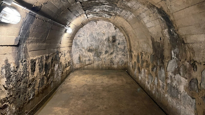 澎湖縣政府今年在馬公山水三○高地西側高點，發現有長達70公尺的地下坑道與軍事碉堡等設施，縣府著手修復，保留早期軍事設施風貌，19日起開放民眾參觀。（澎湖縣政府提供）