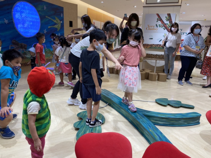 「艾瑞．卡爾好好五重奏」親子互動展即日起至10月24日在新竹SOGO百貨活動會館舉行，家長能帶著孩子透過各種互動裝置，探索繪本主角的世界，提升閱讀興趣。