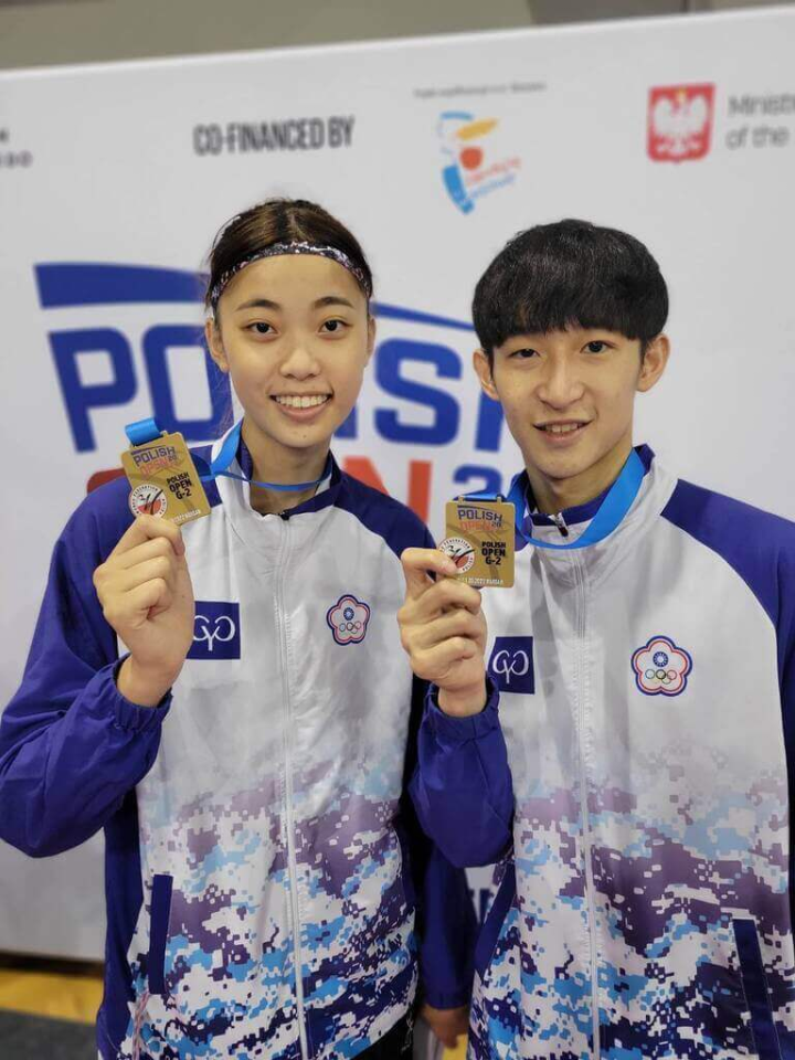 東京奧運銅牌女將羅嘉翎（左）與男子好手陳柏諺，11日在波蘭跆拳道公開賽女子57公斤量級與男子58公斤級各添1金，教練劉聰達賽後允諾將帶他們慶功吃燒烤，在國外補過一下中秋節。（圖／劉聰達提供）