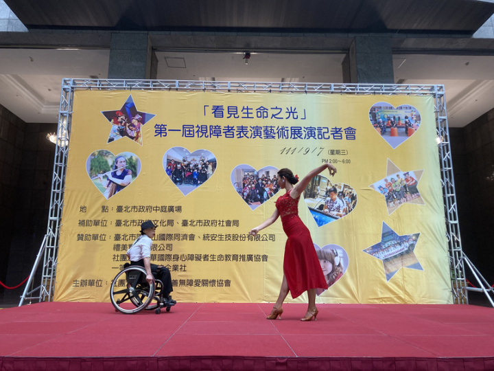 台北市至善無障愛關懷協會7日舉辦首屆視障者表演藝術展演大會，前中華民國輪椅體育運動舞蹈協會理事長張巧慧（右）帶領學舞6年的身障者許美貴（左）無償助陣，精彩演出博得滿堂彩。
