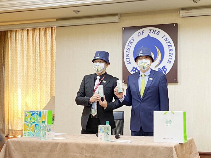 身兼國慶籌備委員會祕書長的內政部次長陳宗彥（右）21日舉行記者會，公布111年國慶大會禮賓紀念品，包括貴賓帽、徽章、保溫杯以及口罩。