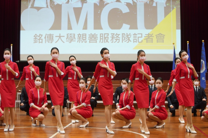 銘傳大學29日舉行「國慶親善服務隊」記者會分享訓 練成果，隊員們進行才藝表演，舞蹈動作整齊劃一。