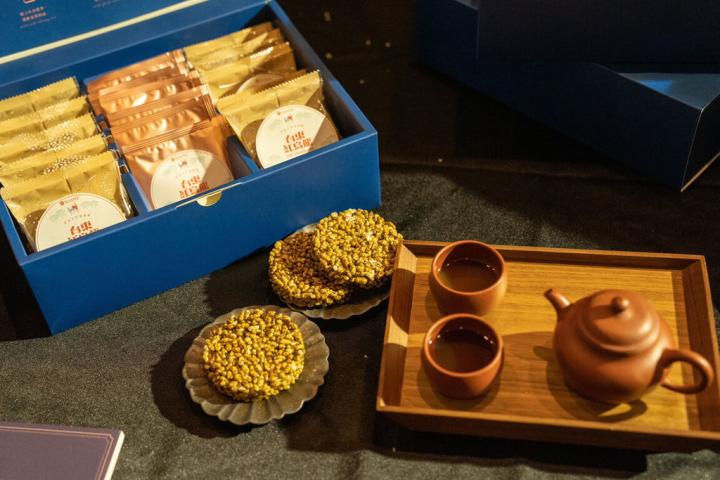 為積極推廣發展台東紅烏龍茶產業，台東縣政府創立區域茶品牌「台東紅烏龍」，並首度攜手故宮博物院，以「鹿」為媒介將故宮國寶結合台東茶文化，推出「台東紅烏龍茶點禮盒」，14日在台北發表。（台東縣政府提供）