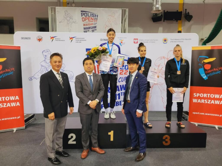 跆拳道選手羅嘉翎（後左1）在波蘭跆拳道公開賽女子57公斤量級奪金。（圖取自facebook.com/tsungta.liu）