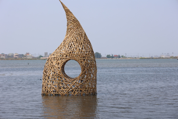 「成龍溼地國際環境藝術季」將於24日、25日登場，今年邀請藝術家李蕢至創作裝置藝術「種子」，作品構想來自於溼地裡的植物，雕塑以流線的姿態佇立於溼地中，就像一顆巨大的種子。