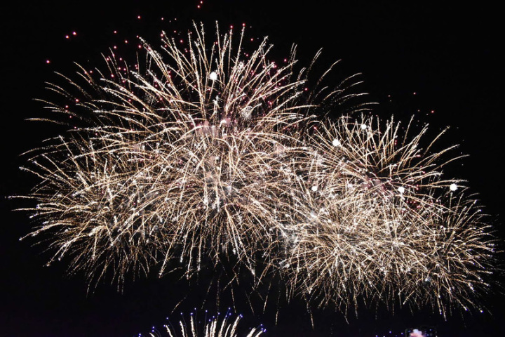 中秋連假首日，2022淡水漁人碼頭煙火秀9日晚間絢 麗登場，璀璨煙花點亮夜空，也令民眾讚嘆連連。