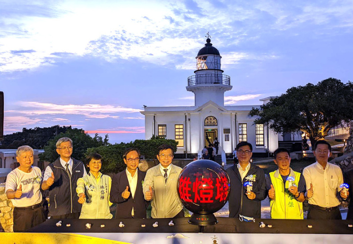 交通部長王國材（左5）7日與高雄市長陳其邁（右3）等人共同到旗津主持高雄燈塔啟用典禮，高雄燈塔也是全台首座引進輕食、文創服務及開放夜間參觀的燈塔。