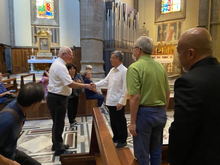 前副總統陳建仁（右3）拜會佛羅倫斯教區副主教兼聖母百花大教堂本堂神父寇提（Giancarlo Corti）（左），兩人握手親切寒暄。（駐教廷大使館提供）