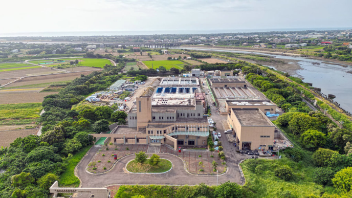 新竹縣政府5日表示，持續建置污水下水道工程，辦理竹北水資源回收中心第二期工程，未來可加大竹北地區生活污水總處理量，目前工程進度約6成，預計年底完工。（新竹縣政府提供）