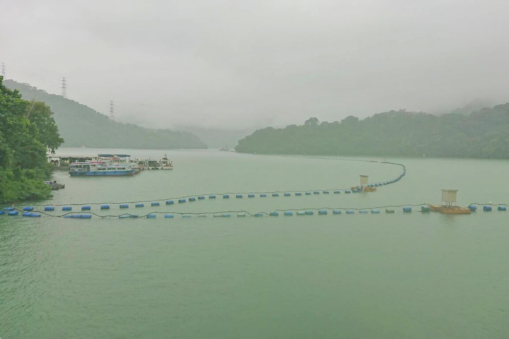 中央氣象局11日上午發布颱風梅花海上警報，北區水資源局表示，將持續進行石門水庫調節性放水，北水局已於中午成立緊急應變小組，隨時掌握颱風動態進行防洪操作，呼籲民眾勿進入水庫下游河道。（北區水資源局提供）