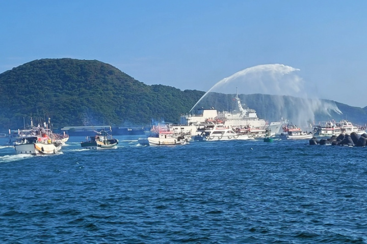 「2022蘭陽媽祖文化節」16日在蘇澳鎮南天宮金媽祖領航下，近百艘漁船組成海上遶境隊伍，從南方澳漁港鳴笛起駕出發，海巡署新竹艦等特別在港口噴水祈福並全程伴隨護航，場面壯觀。