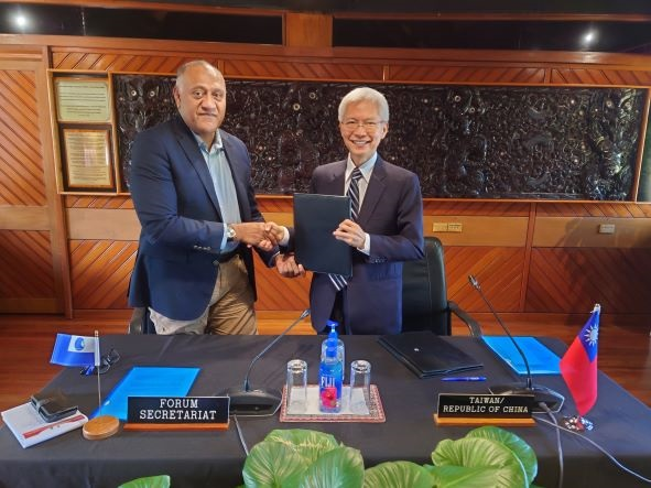 中華民國(臺灣)駐斐濟代表周進發與PIF代理秘書長Dr. Filimon Manoni簽署協定