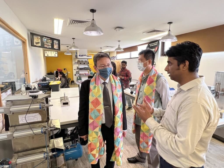 印度吉特卡拉大學校方人員2日引導中正大學資訊長熊博安（前左1）和駐印度代表處科技組組長王金燦（前中）參觀學校設備。（中正大學提供）