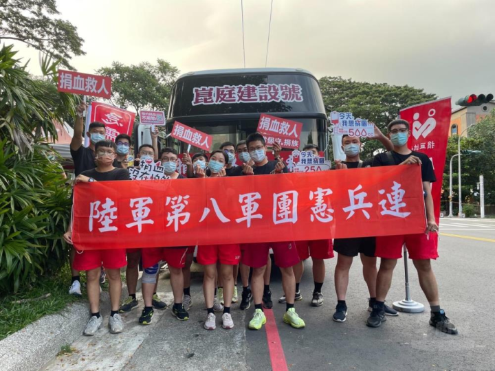 陸軍第八軍團憲兵連官兵以實際行動參與捐血。（陸軍第八軍團提供）