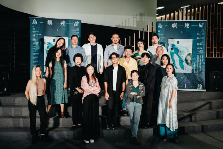 衛武營2022台灣舞蹈平台系列演出將於11月展開，參與的舞蹈藝術家群與衛武營藝術總監簡文彬（後排左4）合影。（衛武營國家藝術文化中心提供）