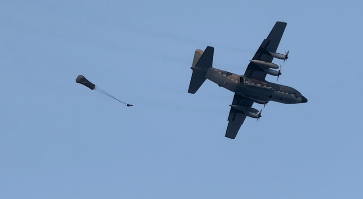 陸軍航空特戰指揮部16日在大鵬灣域執行海面傘訓，清晨6時許，18名學員區分3波次，搭載C130運輸機，使用T-10B傘具，自1250英呎跳出，場面震撼。