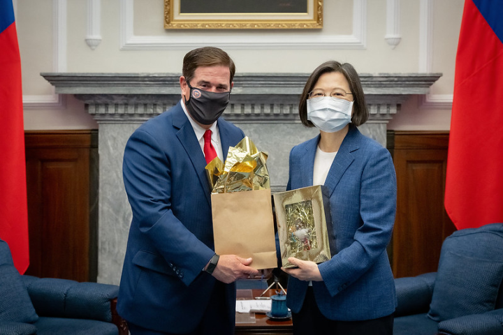 President Tsai Ing-wen meets with Arizona Governor Doug Ducey.