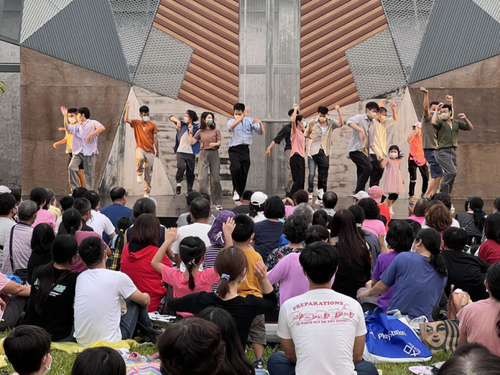 雲門舞集24日下午在屏東縣民公園帶來演出「雲門在屏東 來跳舞吧」，舞者邀請現場觀眾上台共舞，民眾在專業引導下逐漸放鬆，大小朋友都開心隨之舞動。（屏東縣政府提供）