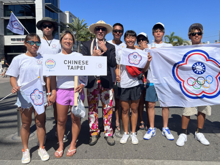 台灣衝浪好手鍾昀蓉（前排左1）、莊芸（前排左2）、韓宗軒（後排左1）及前排右起邱晉豪、尤佳琦、林宜臻共3男3女選手到美國加州杭亭頓海灘（Huntington Beach）參加國際衝浪協會（ISA）舉辦的世界衝浪大賽（World Surfing Games）。