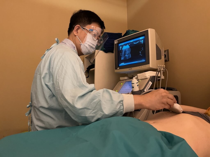 澄清醫院中港分院胃腸肝膽科醫師李政祺19日說明，日前在一次免費「全民超音波檢查」活動中，醫院共為195人進行腹部超音波，發現有異常者高達152人，約占77.9%。（澄清醫院中港分院提供）