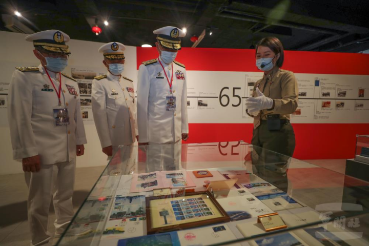 梅司令參觀海軍陸戰隊特展。