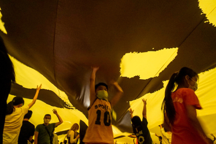 雲門舞集17日晚間在台北國家兩廳院藝文廣場呈現藝術總監鄭宗龍2022年新作「霞」，演後邀請現場民眾合力拉起巨幅鼓勵布條，有小朋友在布條下開心玩耍。