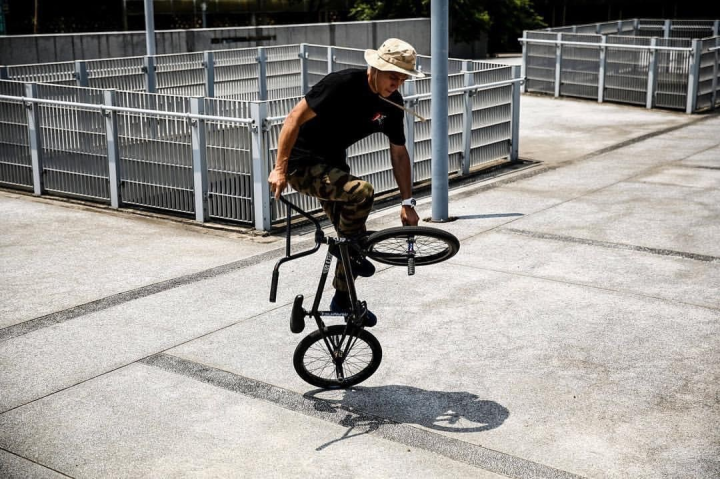 極限單車好手表演特技動作。