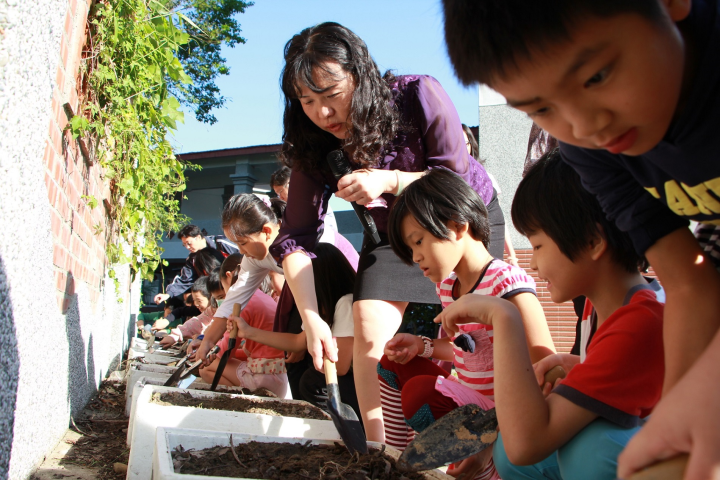 段淑琴教導小朋友種植的方式，認識食農教育