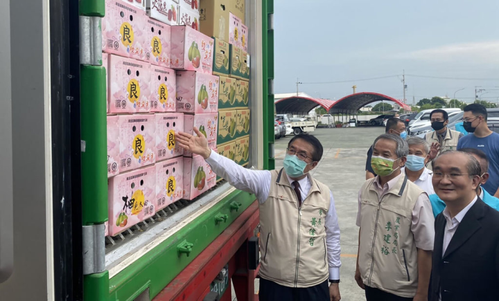 台南市長黃偉哲（左）7日下午出席「南得極品邁向全球–台南農產國際啟航」記者會，見證台南文旦和多項農產加工品進軍加拿大超市通路，讓更多海外消費者認識台南優質農產。（台南市政府提供）