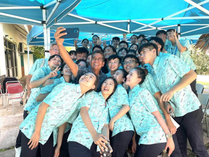 帛琉總統惠恕仁（Surangel Whipps, Jr.）持手機與青年大使自拍。（外交部提供）