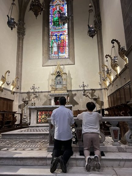 篤信天主教的前副總統陳建仁夫婦在聖母百花大教堂內長跪約半小時，感恩祈禱唸玫瑰經並為台灣祈福。（駐教廷大使館提供）