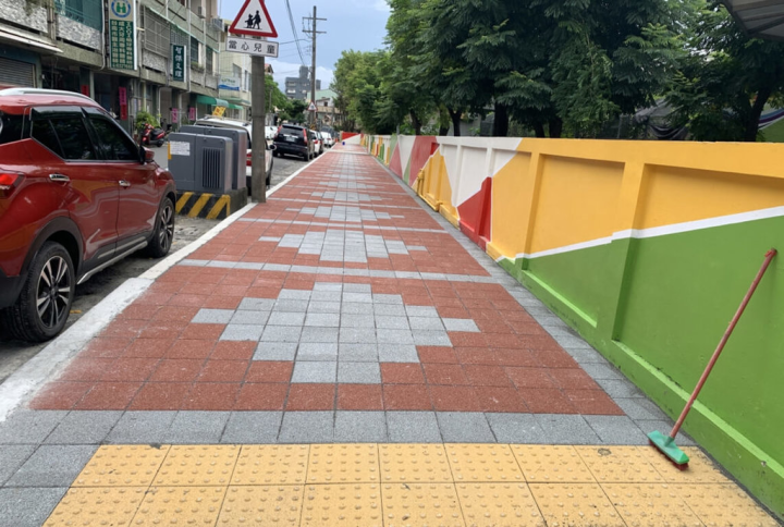 台南市政府持續推動路平專案，108年度至111年度間，共投入新台幣59億元改善道路和通學步道。（台南市政府提供）