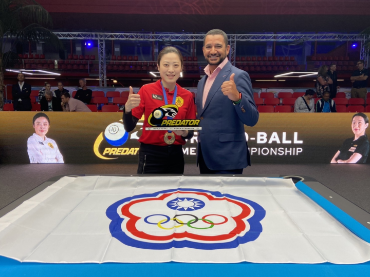 撞球好手周婕妤(左)勇奪2022年世界女子10號球錦標賽金牌