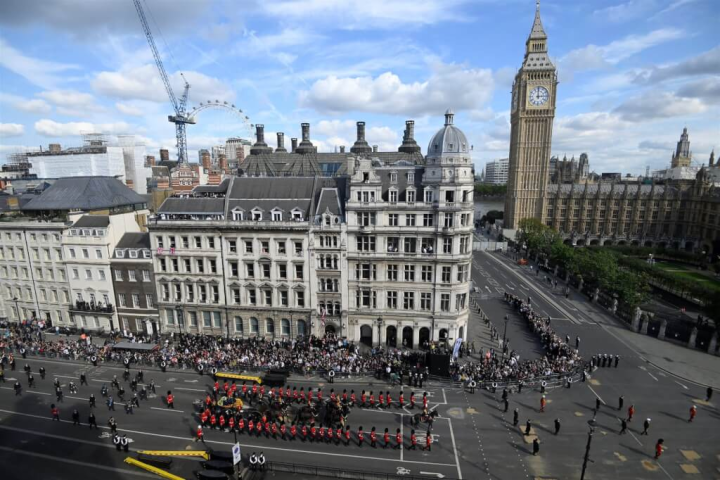 英國女王伊麗莎白二世14日在倫敦自白金漢宮移靈至國會西敏廳，民眾夾道致哀。（圖取自twitter.com/royalfamily）