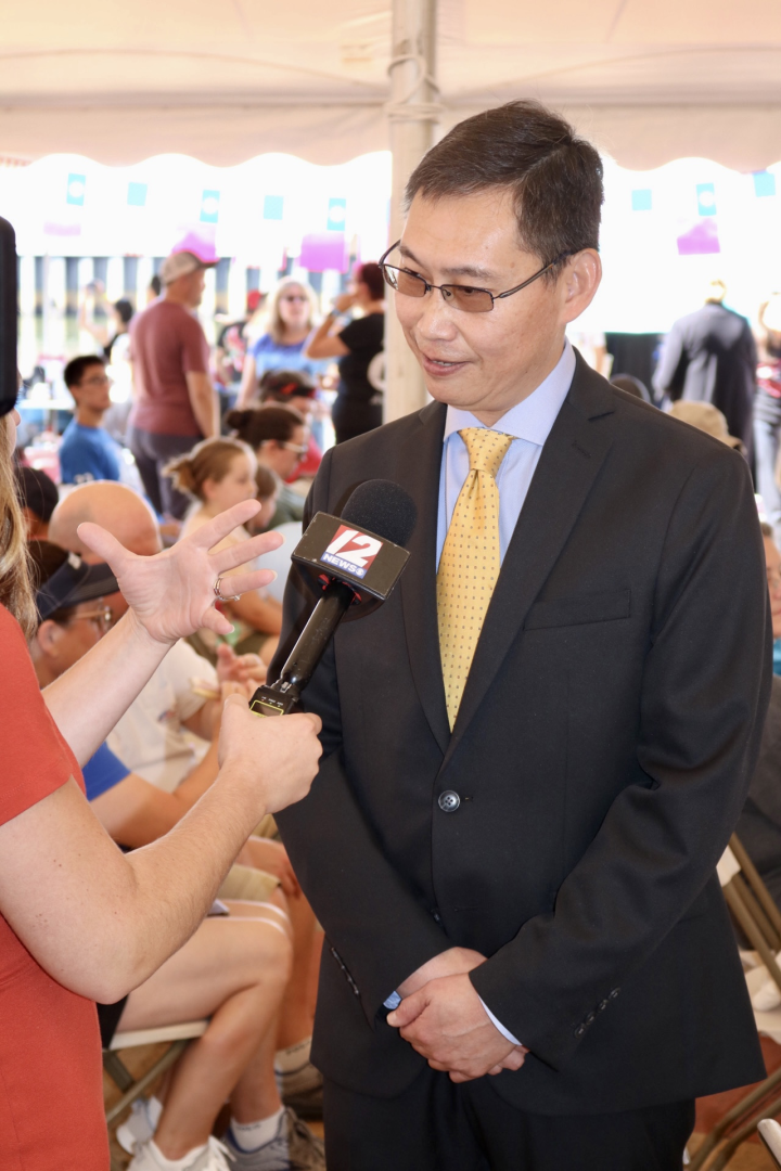 圖為日前孫儉元於活動接受媒體採訪 (示意圖/圖取自駐波士頓辦事處臉書) 