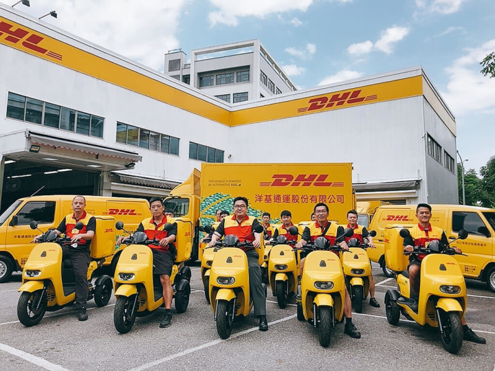 國際快遞品牌業者DHL 宣布與宏佳騰智慧電車合作，導入12台商用三輪智慧電動車至台灣運務車隊，將用於台北、桃園與台中運務作業，預計每年可減少6噸碳排放。（DHL台灣分公司提供）
