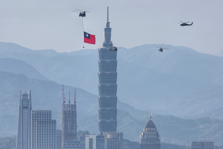 雙十國慶空中預演29日清晨展開，國旗機隊（CH-47、UH-60M）吊掛巨幅國旗飛越台北市區上空。