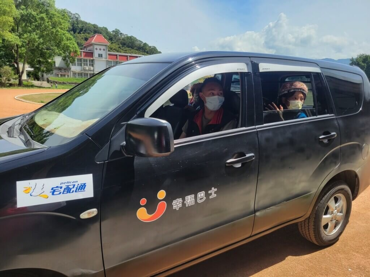 花蓮縣偏鄉幸福巴士2.0於5日在卓溪鄉卓溪聚會所舉行通車典禮，同時導入「噗噗共乘」預約平台，讓民眾方便預約搭乘，提升載客效能。（台北區監理所花蓮監理站提供）