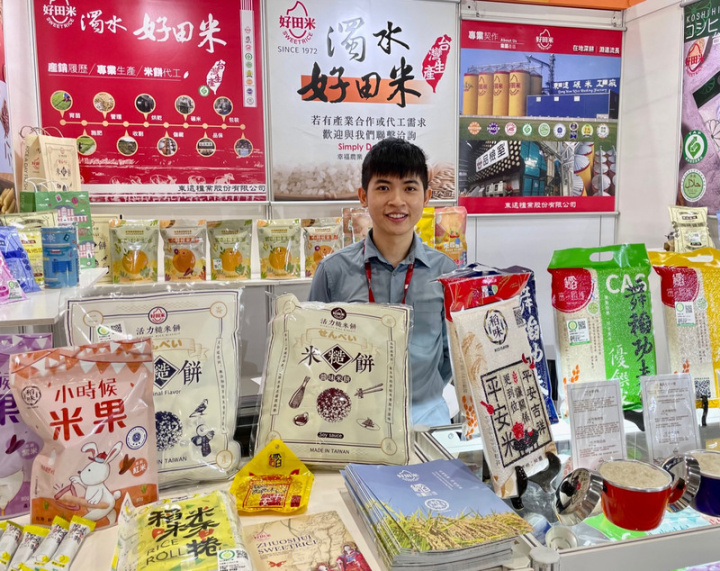 2022新加坡國際食品展（FHA）本週登場，台灣館主打產品包括台灣米，圖為首次參展的東遠碾米工廠攤位，展示白米、糙米餅、米果等產品。