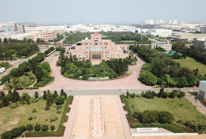 林試所指出，台中港科技產業園區因濱海，有土壤條件惡劣、強風、乾旱、鹽霧、下雨集中在夏季、冬季有東北季風等因素而不易綠化，經設法克服推動後，如今不僅有遊憩區、環保公園，建五路、經二路、大通路等都克服環境逆境，順利點荒成綠。（林試所提供）