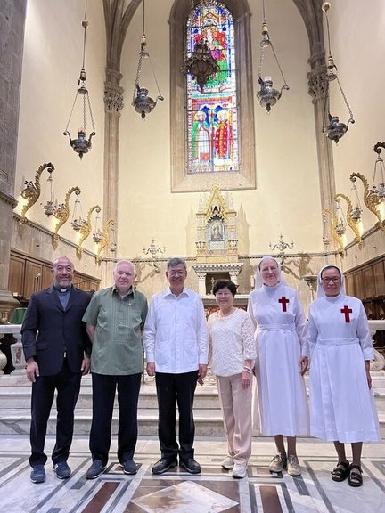 前副總統陳建仁（左3）在羅馬華人聖堂神父吳安道（左1）、靈醫會義大利籍傅立吉（左2）與靈醫會修女陪同下，前往佛羅倫斯聖母百花大教堂。（駐教廷大使館提供）